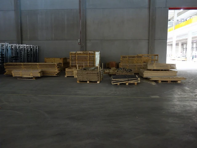 Partij hout + houten kisten - afbeelding 1 van  14