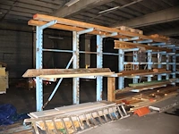 Partij hout in rek - afbeelding 1 van  5