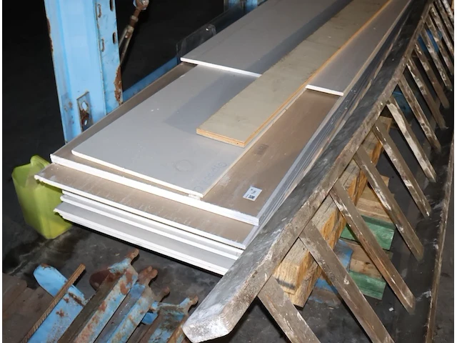 Partij hout in rek - afbeelding 2 van  5