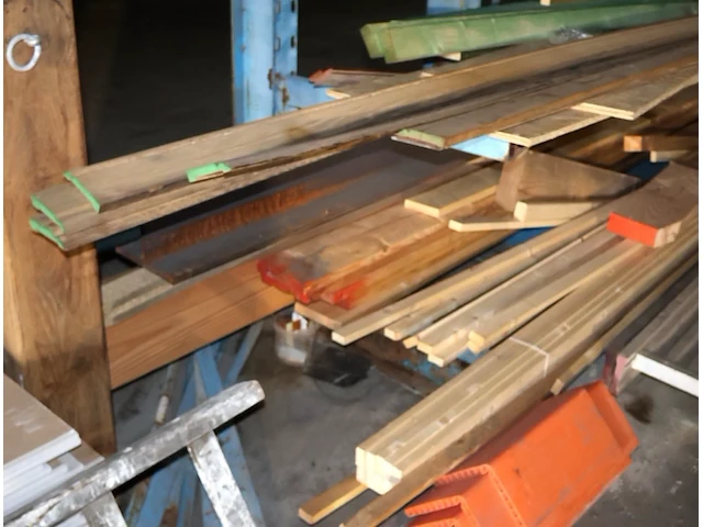 Partij hout in rek - afbeelding 3 van  5