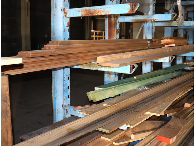 Partij hout in rek - afbeelding 4 van  5