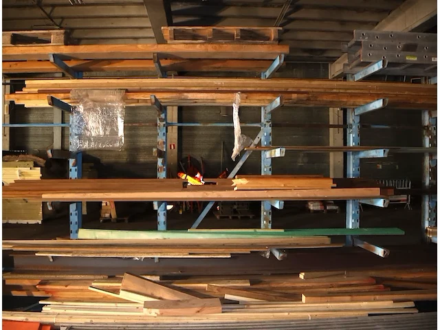 Partij hout in rek - afbeelding 5 van  5