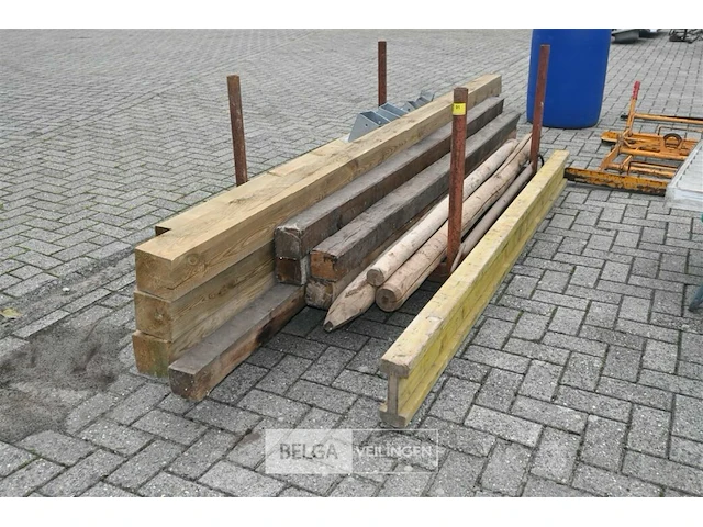 Partij houten balken + metalen schoorbak - afbeelding 1 van  5