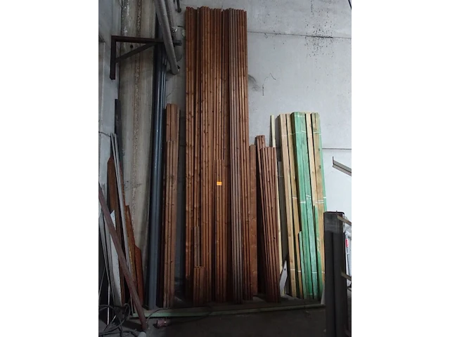 Partij houten gevelbekleding - afbeelding 1 van  4