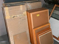 Partij houten kaders en legplanken - afbeelding 1 van  5