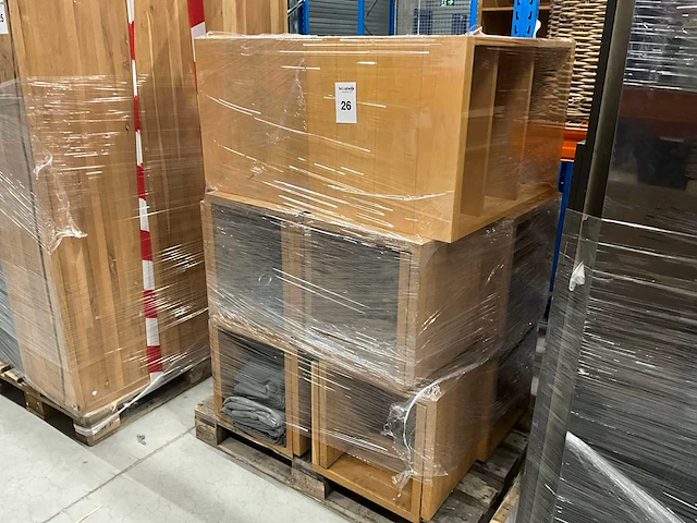 Partij houten kastjes en zitbanken - afbeelding 1 van  3