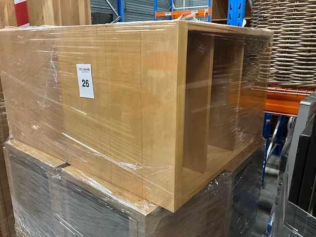 Partij houten kastjes en zitbanken - afbeelding 3 van  3