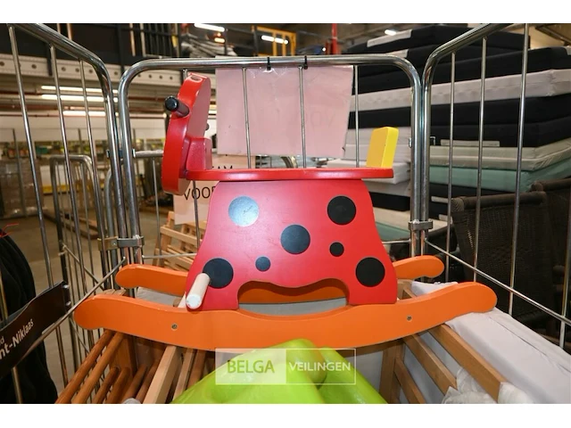 Partij houten kinderbedden + matras + speelgoed - afbeelding 3 van  7