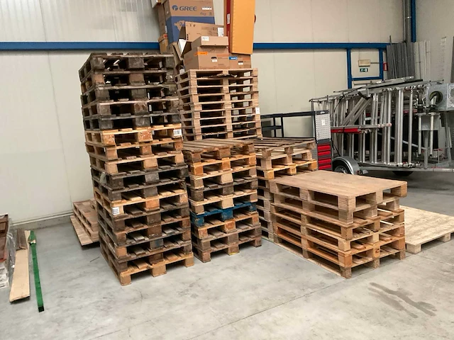 Partij houten palletten - afbeelding 1 van  4