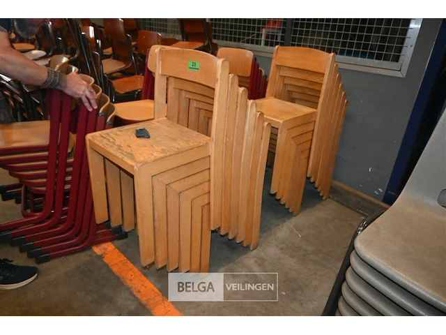 Partij houten stapelstoelen - afbeelding 1 van  4