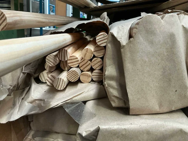 Partij houten stelen - afbeelding 1 van  4