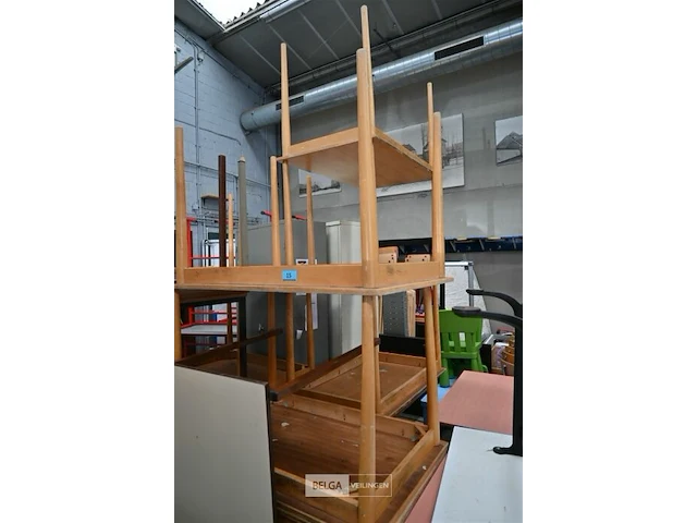 Partij houten tafels - afbeelding 1 van  5