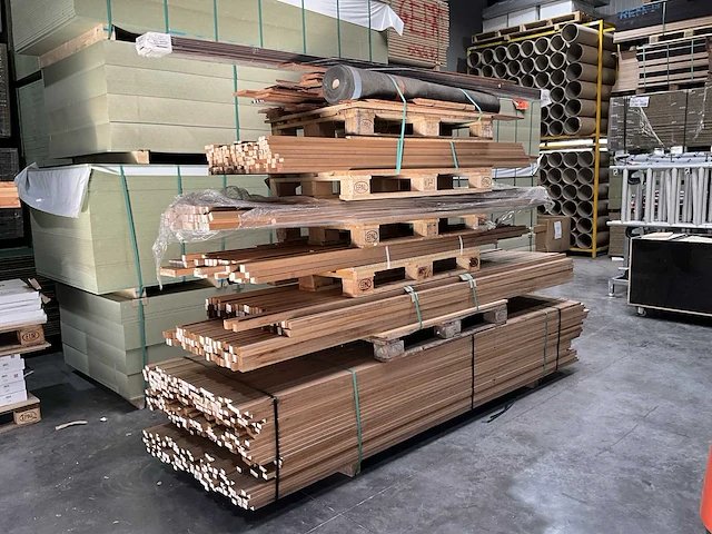 Partij houten thermo ayous gevelbekleding - afbeelding 1 van  7