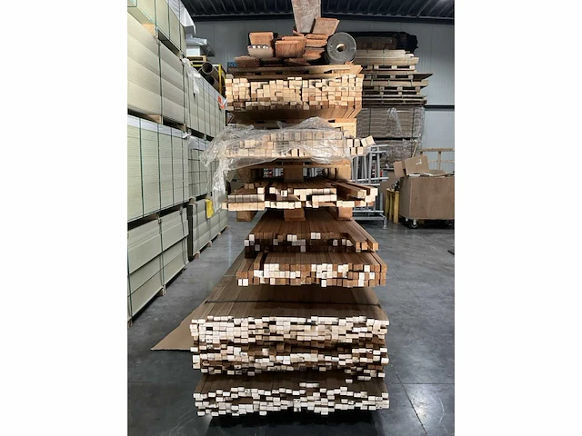 Partij houten thermo ayous gevelbekleding - afbeelding 2 van  7
