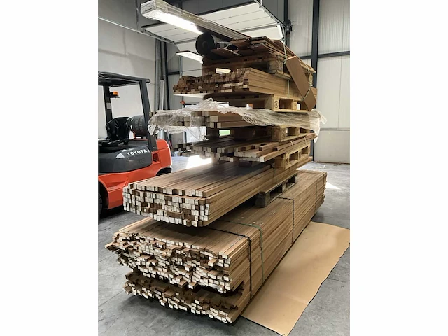 Partij houten thermo ayous gevelbekleding - afbeelding 3 van  7