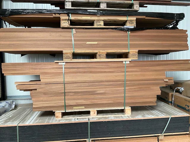 Partij houten thermo ayous gevelbekleding - afbeelding 1 van  1