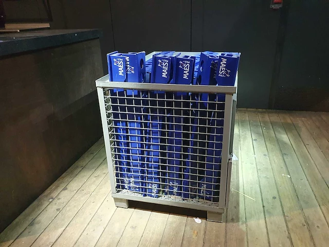 Partij ijsemmers en crates - afbeelding 10 van  26