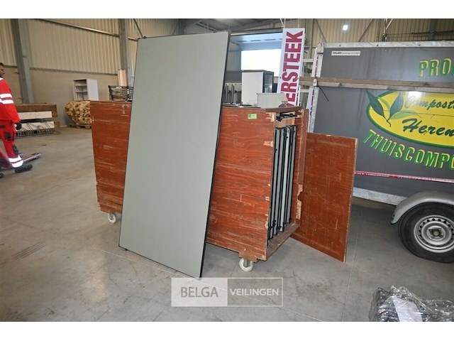 Partij infopanelen met houten kar - afbeelding 1 van  8