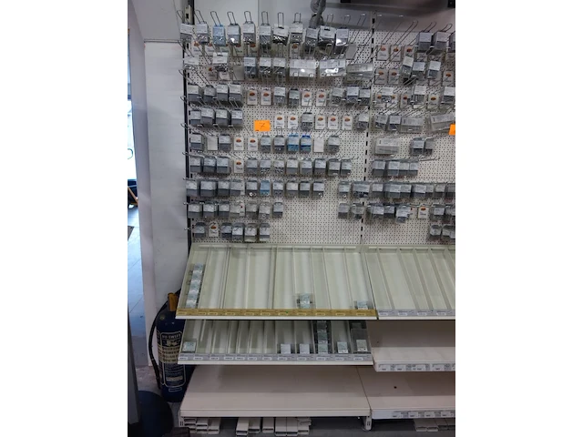 Partij inox ijzerwaren pgb-fasteners - afbeelding 1 van  5
