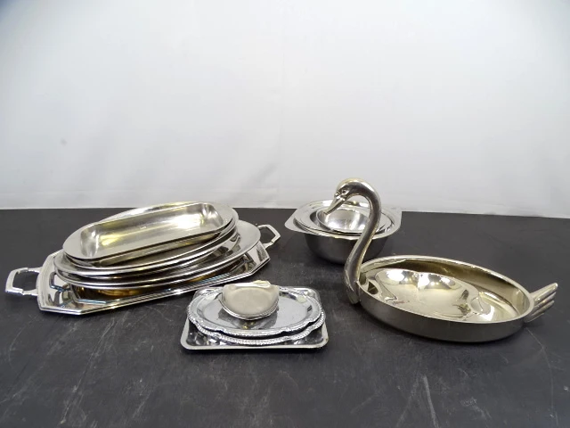 Partij inox plateaus en kommen - afbeelding 1 van  5