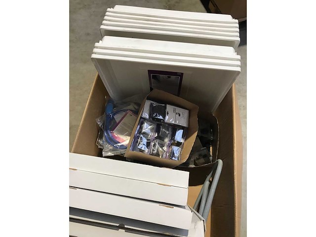 Partij installatie materiaal ter waarde van 30.000 eur. 7 pallets. - afbeelding 13 van  57