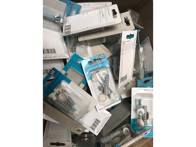 Partij installatie materiaal ter waarde van 30.000 eur. 7 pallets. - afbeelding 29 van  57