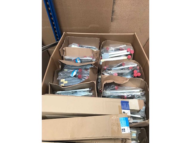 Partij installatie materiaal ter waarde van 30.000 eur. 7 pallets. - afbeelding 30 van  57