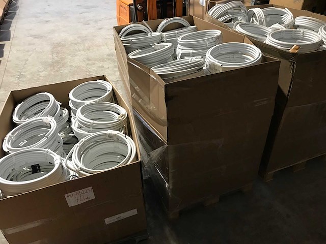 Partij installatie materiaal ter waarde van 30.000 eur. 7 pallets. - afbeelding 23 van  57
