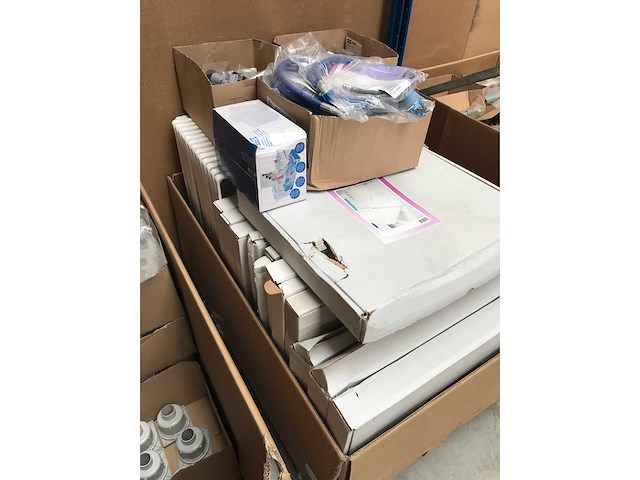 Partij installatie materiaal ter waarde van 30.000 eur. 7 pallets. - afbeelding 38 van  57