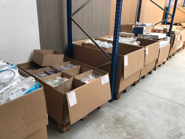 Partij installatie materiaal ter waarde van 30.000 eur. 7 pallets. - afbeelding 46 van  57
