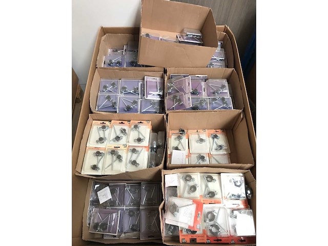 Partij installatie materiaal ter waarde van 30.000 eur. 7 pallets. - afbeelding 45 van  57