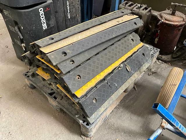Partij kabel bescherm rijplaten - afbeelding 1 van  2