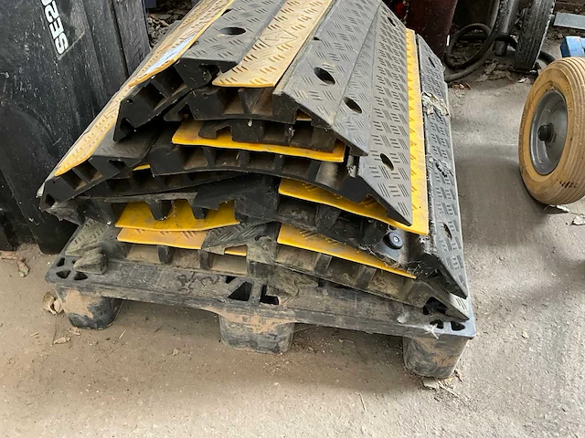 Partij kabel bescherm rijplaten - afbeelding 2 van  2