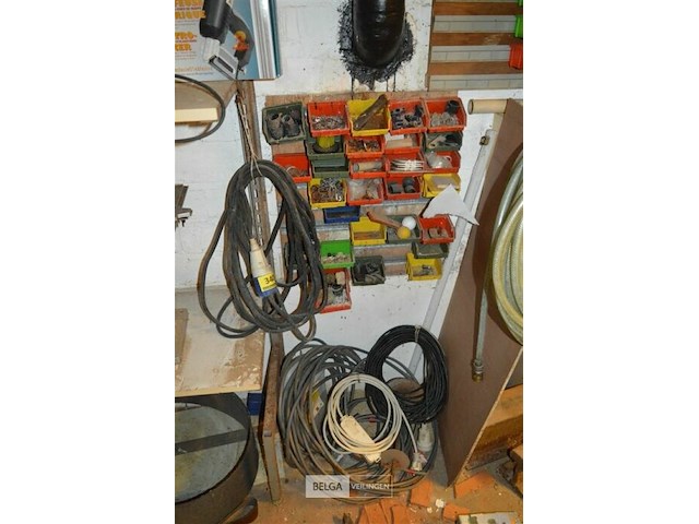 Partij kabels en inhoud rek - afbeelding 1 van  2