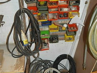 Partij kabels en inhoud rek - afbeelding 1 van  2