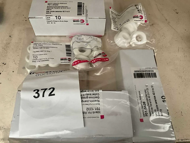 Partij keramiek isolators voor lasapparatuur. - afbeelding 1 van  2
