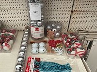 Partij kerstballen en kerstversiering. - afbeelding 1 van  1