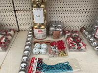 Partij kerstballen en kerstversiering. - afbeelding 1 van  1