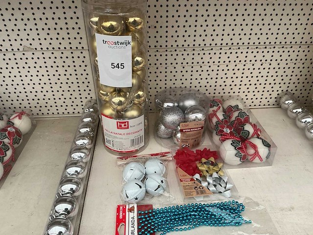 Partij kerstballen en kerstversiering. - afbeelding 1 van  1