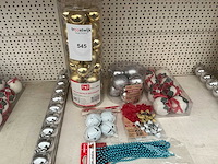 Partij kerstballen en kerstversiering. - afbeelding 1 van  1