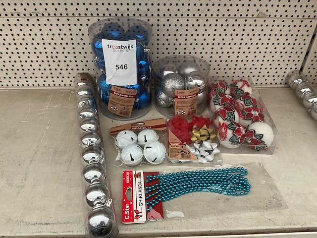 Partij kerstballen en kerstversiering. - afbeelding 1 van  1