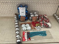 Partij kerstballen en kerstversiering. - afbeelding 1 van  1