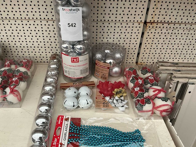 Partij kerstballen en kerstversiering. - afbeelding 1 van  1