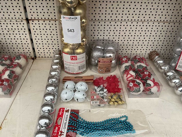 Partij kerstballen en kerstversiering. - afbeelding 1 van  1