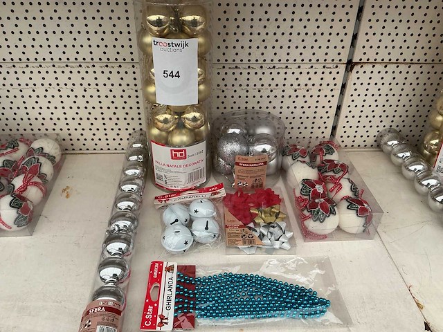 Partij kerstballen en kerstversiering. - afbeelding 1 van  1