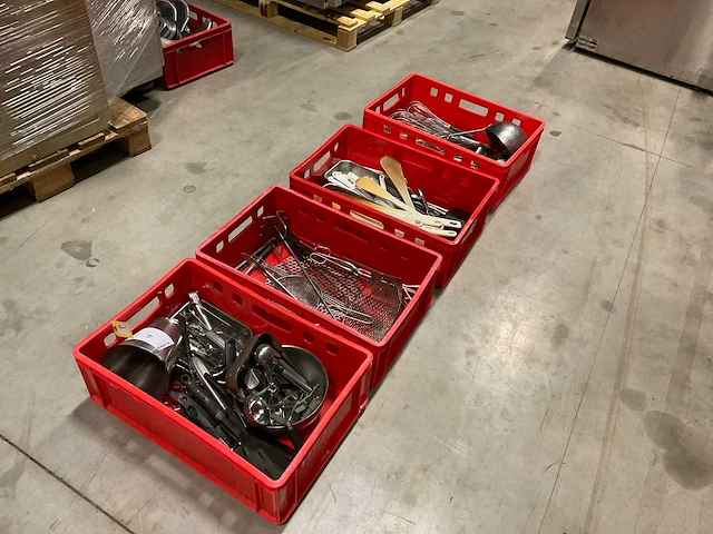 Partij keukenbenodigdheden, inclusief kratten. - afbeelding 1 van  5
