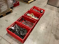 Partij keukenbenodigdheden, inclusief kratten. - afbeelding 1 van  5