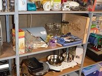 Partij keukengerief w.o. potten, pannen, elektrische kookplaat proline, bestek, brooddoos, waterkoker, elektrische blikopener, wafelijzer, enz - afbeelding 1 van  9