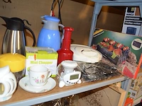 Partij keukengerief w.o. potten, pannen, elektrische kookplaat proline, bestek, brooddoos, waterkoker, elektrische blikopener, wafelijzer, enz - afbeelding 4 van  9