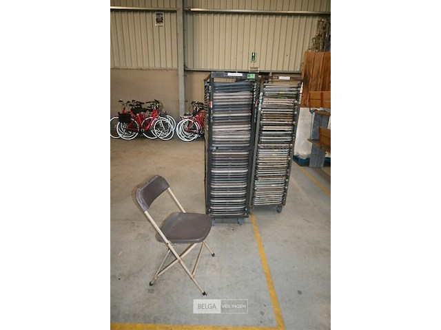 Partij klapstoelen + 2 metalen karren - afbeelding 1 van  6